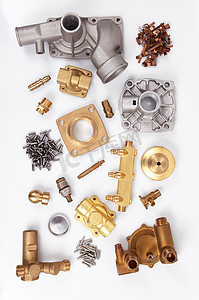 机械加工背景摄影照片_白色背景中的黄铜和铜制品