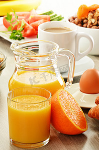 早餐用咖啡、橙汁、羊角面包、鸡蛋、蔬菜