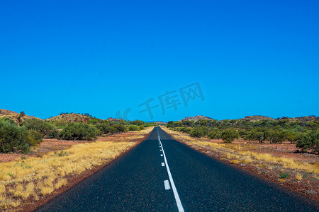 澳大利亚卡里吉尼国家公园道路旁的紫色铁矿粉