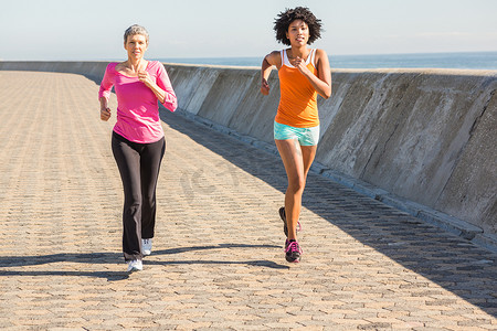 两名运动型女性一起慢跑