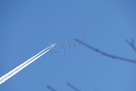 一架喷气式飞机在天空中。