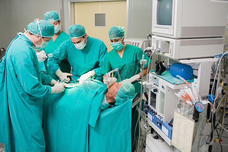 医生做手术摄影照片_为病人做手术的医疗团队的视图