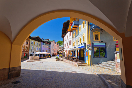 贝希特斯加登镇色彩缤纷的街道和历史建筑