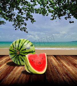 日本沙滩上的西瓜，夏季概念