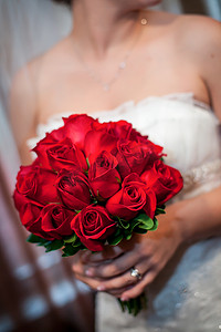 新娘手捧红玫瑰花束