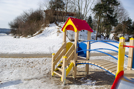 儿童游戏黄色摄影照片_带红色屋顶木梯的儿童游戏屋