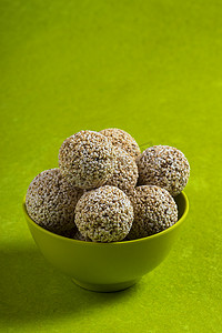 绿色背景中绿色碗中的苋菜或 Rajgira laddu、Cholai ke laddu