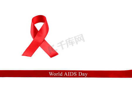 战天摄影照片_白色背景上的艾滋病意识红丝带。