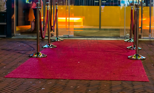 活动贵宾摄影照片_著名的红地毯，带绳索路障，迷人风格的入口