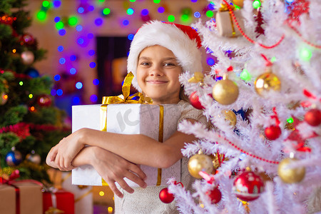 圣诞树上的女孩手里拿着一份大礼物
