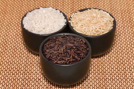 黑米、糙米和白米