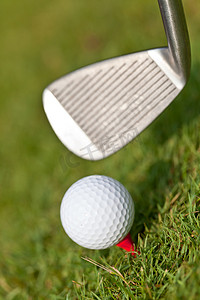 绿草上的高尔夫球和铁杆细节宏观夏季户外