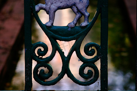 动物围栏设计摄影照片_西班牙潘普洛纳公共围栏中典型的狮子金属雕像