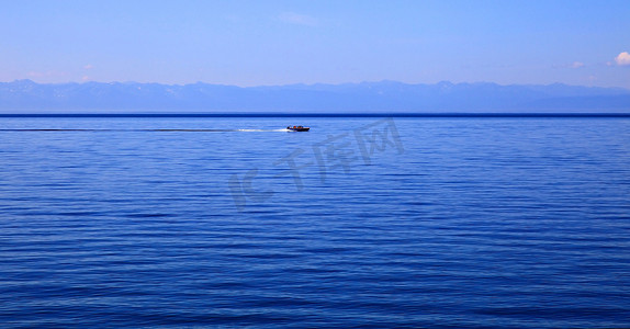 贝加尔湖，夏天。