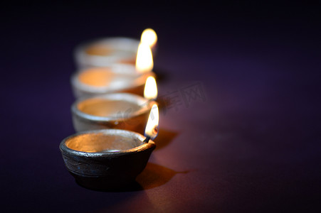 五颜六色的粘土 Diya（灯笼）灯在排灯节庆祝活动中点亮。