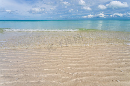 泰国苏梅岛查汶海滩清澈透明的海水。 