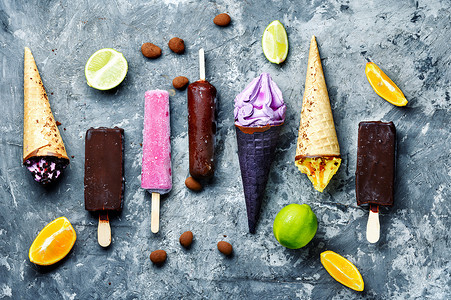 巧克力和水果冰淇淋