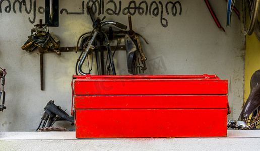 带自行车修理设备的红色工具箱，复古自行车修理背景
