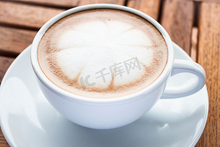 热咖啡摩卡上铺上柔软的牛奶微泡