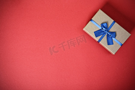红色背景上带蓝色蝴蝶结的礼盒