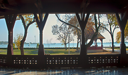 去观光摄影照片_从公园和湖泊的开放式木制平房望去