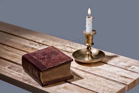 书和蜡烛