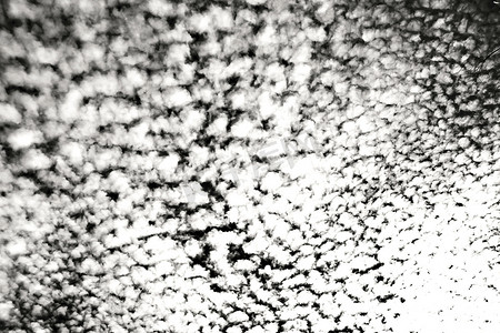 竖井摄影照片_西班牙高积云的天空