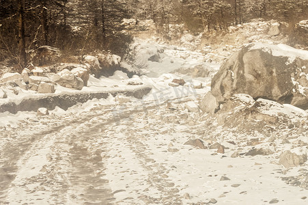 冬天多风雪雾湿滑泥泞平坦的喜马拉雅山路。 