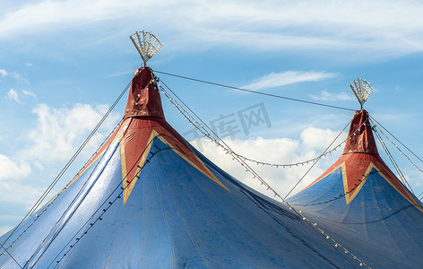 马戏团的蓝色圆顶和蓝天。
