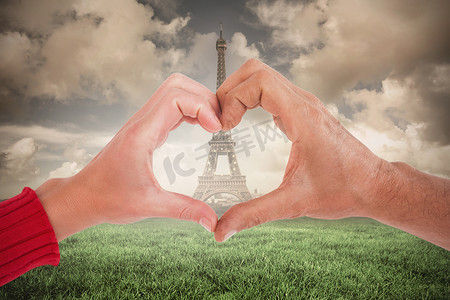 埃菲尔铁塔红色摄影照片_夫妻用手做心形的合成图像