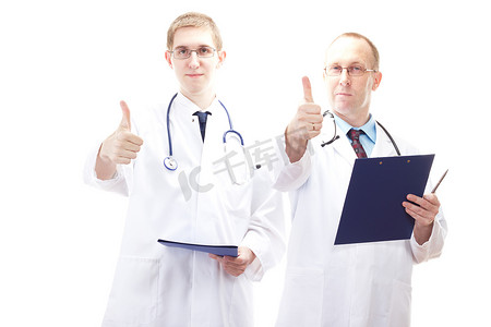 医生竖起大拇指摄影照片_两位男医生竖起大拇指