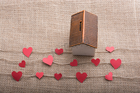 与纸形的心脏和房子的爱概念