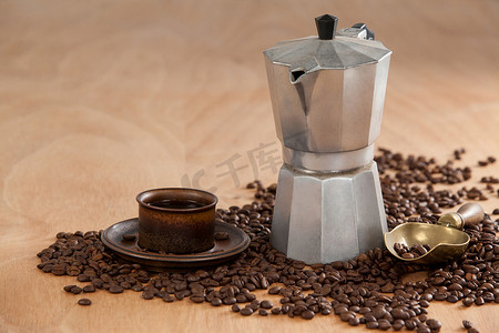 咖啡豆、咖啡、咖啡机和勺子
