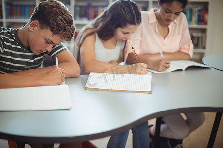 细心的摄影照片_细心的学生在图书馆学习