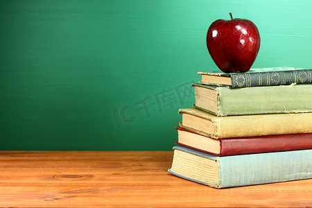 回到学校书籍和苹果与黑板