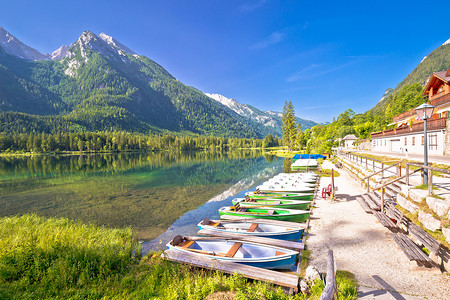 贝希特斯加登阿尔卑斯山景观中 Hintersee 湖上的彩色船只