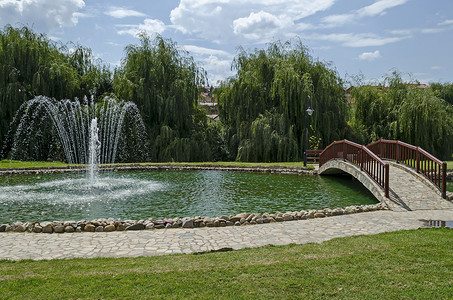 从 Maleshevo 和 Osogovo 山脉中的德尔切沃镇看公共花园，那里有美丽的人工池塘、喷泉和桥梁