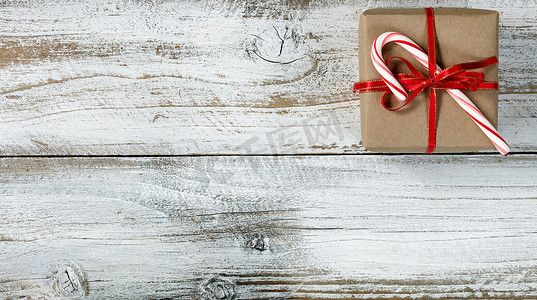 质朴的木头上的圣诞礼盒