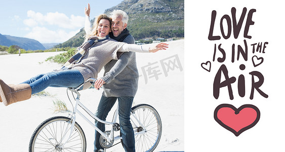 无忧无虑的情侣在沙滩上骑自行车的合成图像