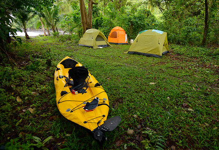 在巴拿马海边搭帐篷和皮划艇露营