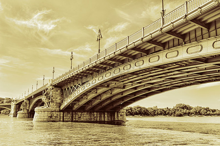 布达佩斯翻新的玛吉特桥
