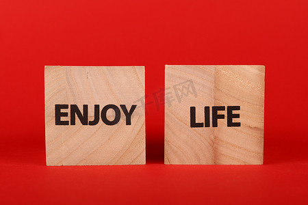 木制立方体，红色上有 ENJOY LIFE 字样