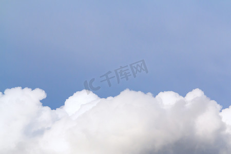 七一大气摄影照片_郁郁葱葱的积云宽带在夏天蓝天。