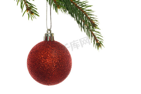 挂在树枝上的红色圣诞摆设