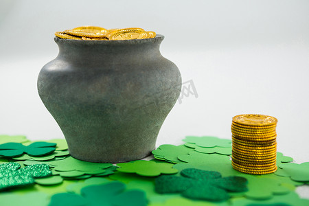圣帕特里克节三叶草和装满巧克力金币的罐子