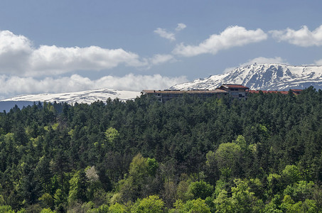 在普拉纳山和冬季维托沙山看春天风景如画的度假村 Pancharevo 的环境