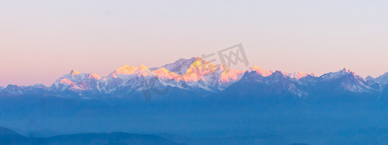 喜马拉雅山脉雄伟的 Kanchendzonga 山全景在第一次日出时从老虎山。