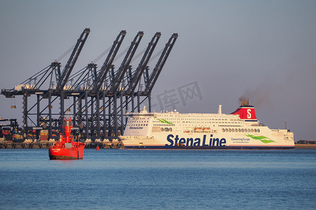 费利克斯托港、Stena Hollandica 渡轮经过码头起重机和红灯船
