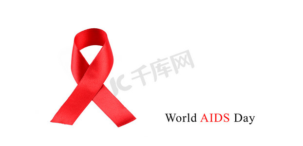 白色战天摄影照片_白色背景上的艾滋病意识红丝带。