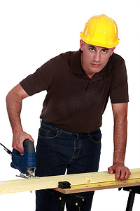工匠用钻头在木板上打孔